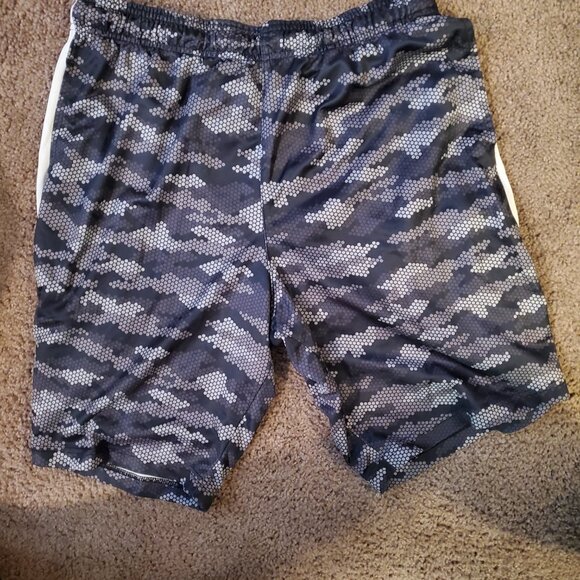 Everlast Camo Athletic Workout Shorts w. White Side Panels - Large - Picture 2 of 3
